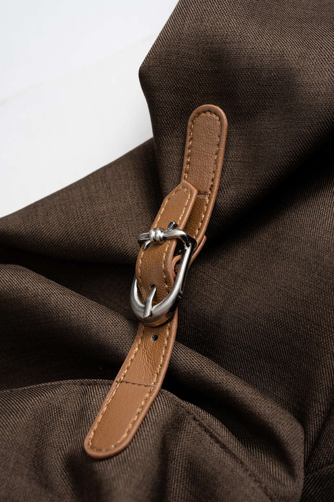 Midijurk met ruches, knoopjes en V-hals