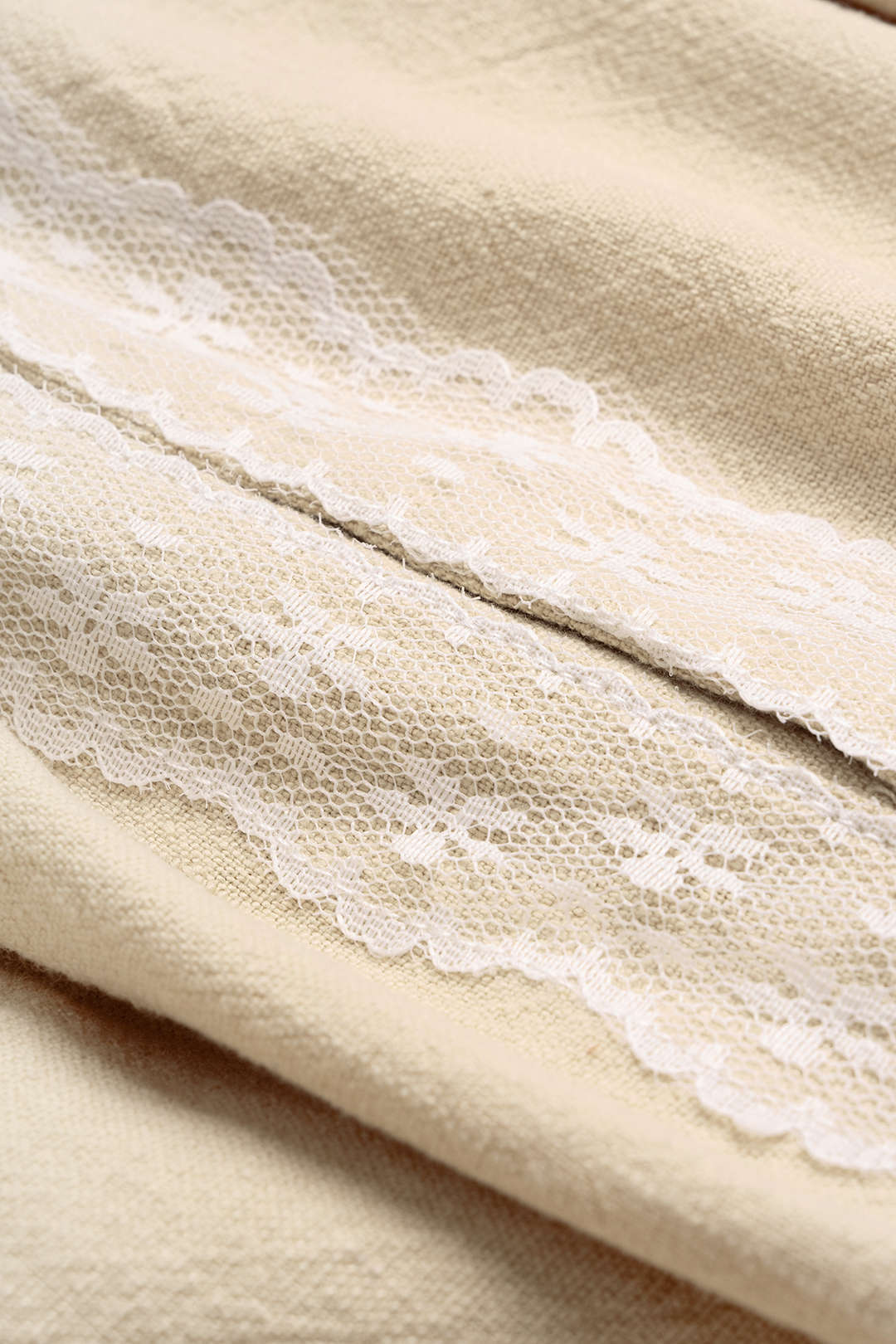 Short met hoge taille, smokwerk en ruches