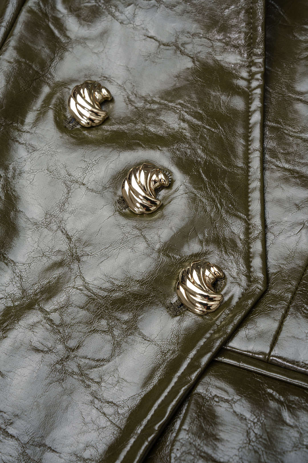 Gwen - Leren-look asymmetrisch jasje met knoopjes