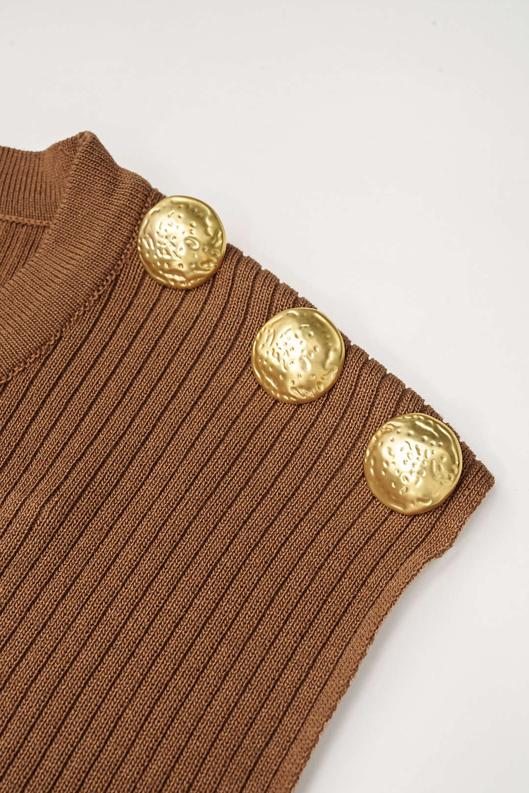 Amira - Gebreide metallic tanktop met ronde hals en knoopjes