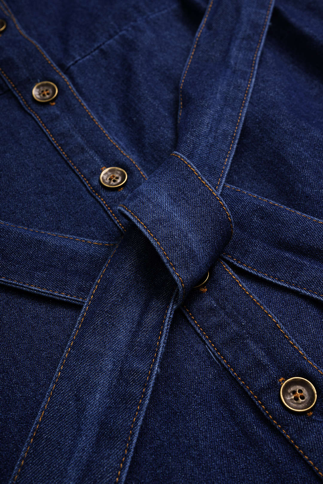 Denim maxijurk met V-hals, riem en korte mouwen