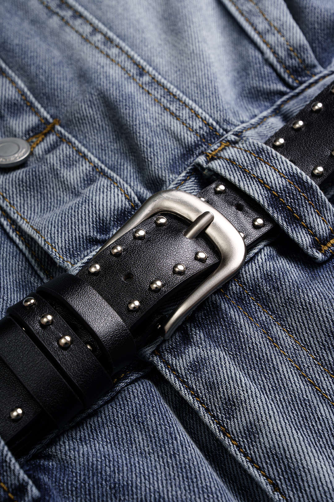 Denim playsuit met riem, knoopjes en zakken