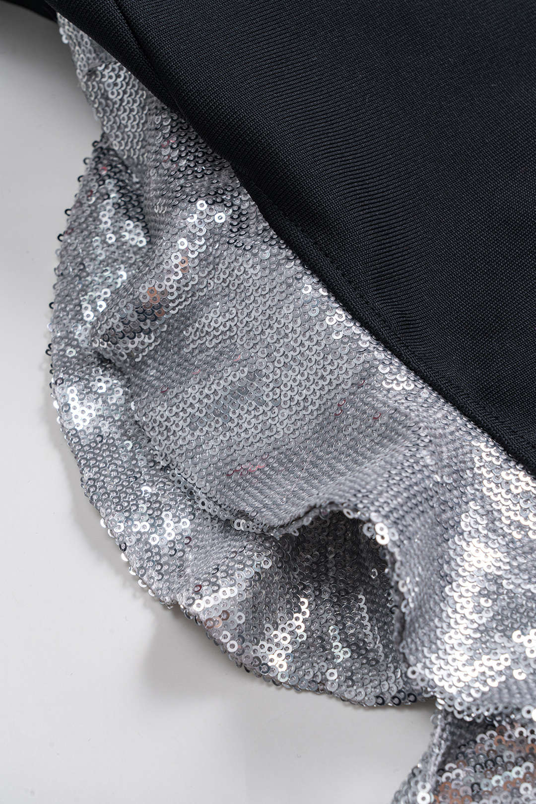 Mouwloze patchwork minijurk met strapless pasvorm