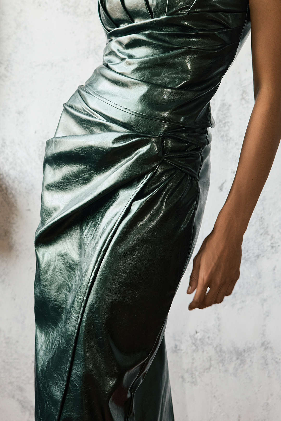 Leren-look asymmetrische rok met hoge taille en ruches