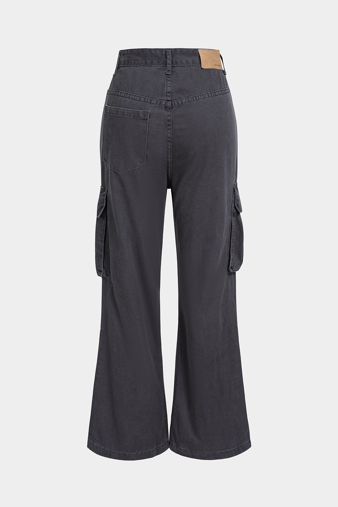 Broek met zakken, studs en wijde pijpen
