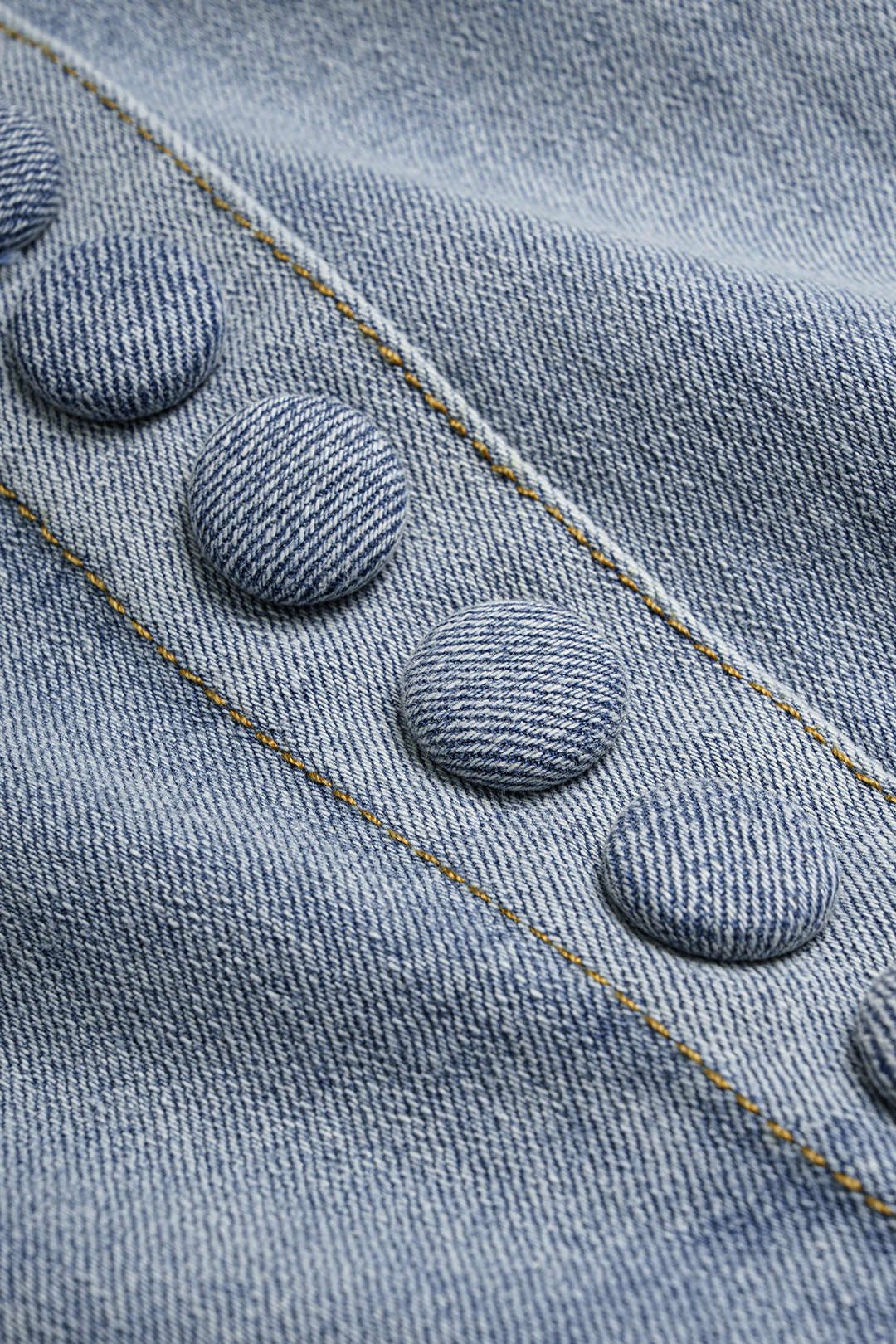 Denim rok met riem, knoopjes en hoge taille