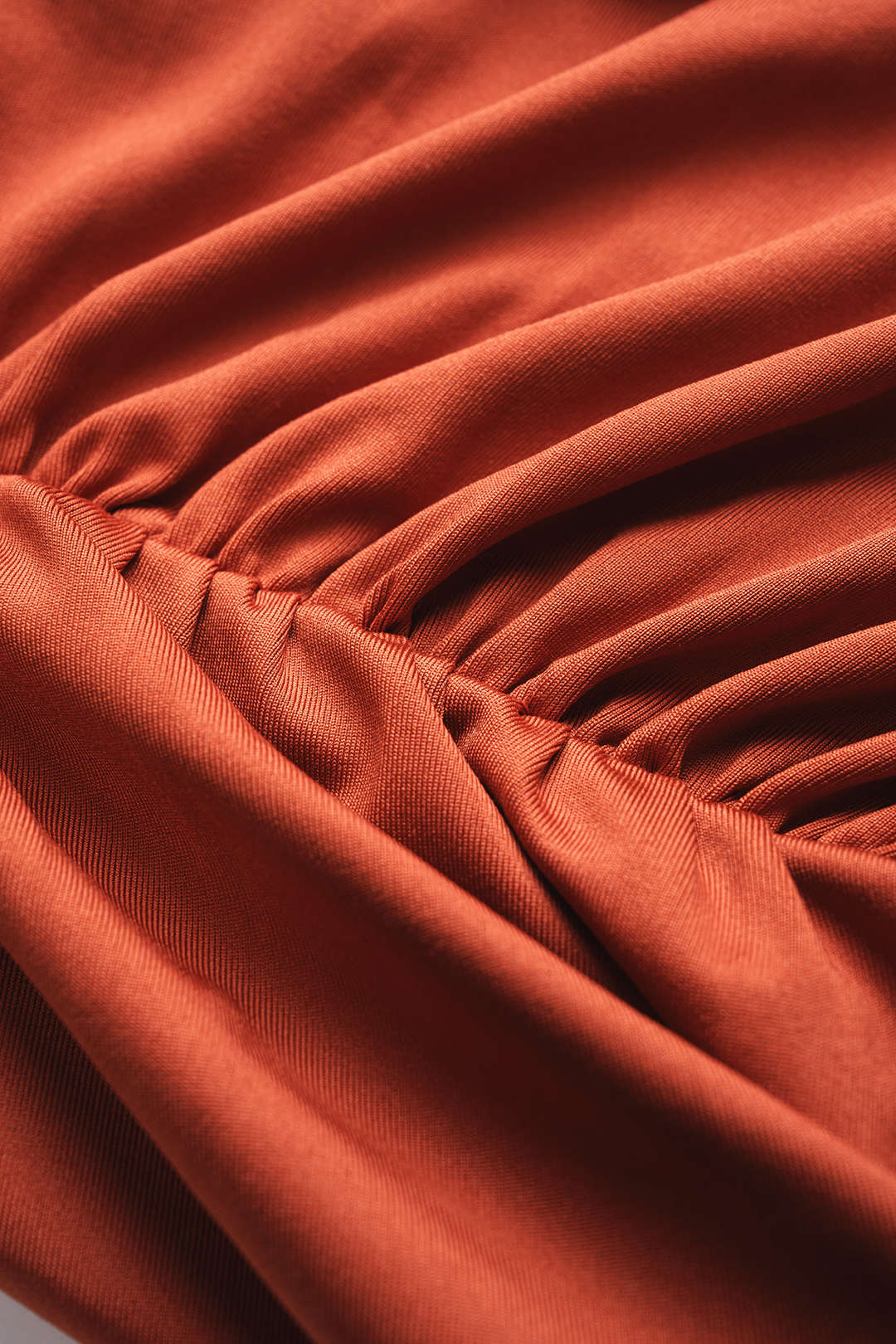 Metallic mouwloze minijurk met halternek, open rug en ruches