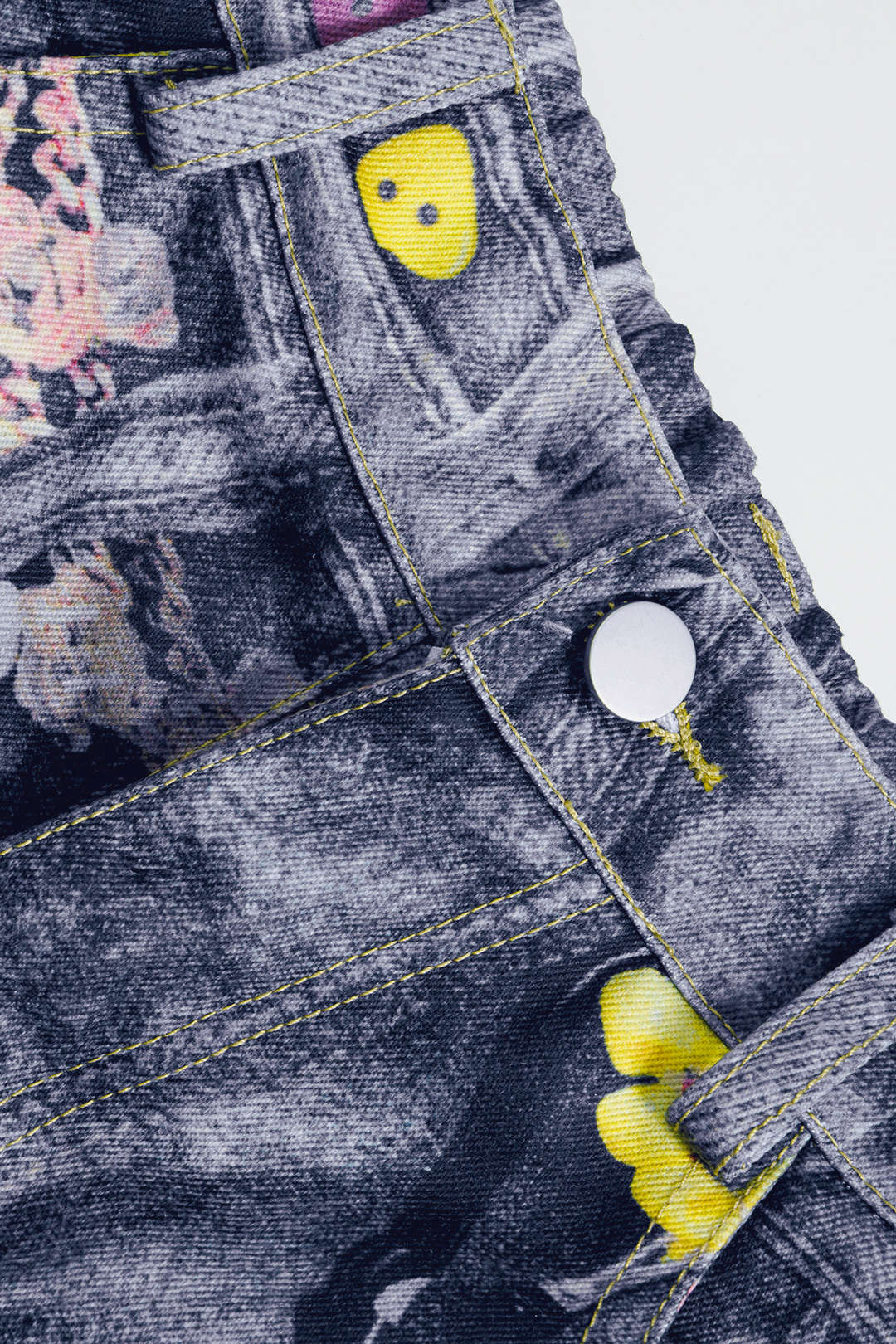 Abstracte print pantalon met knoopjes en wijde pijpen