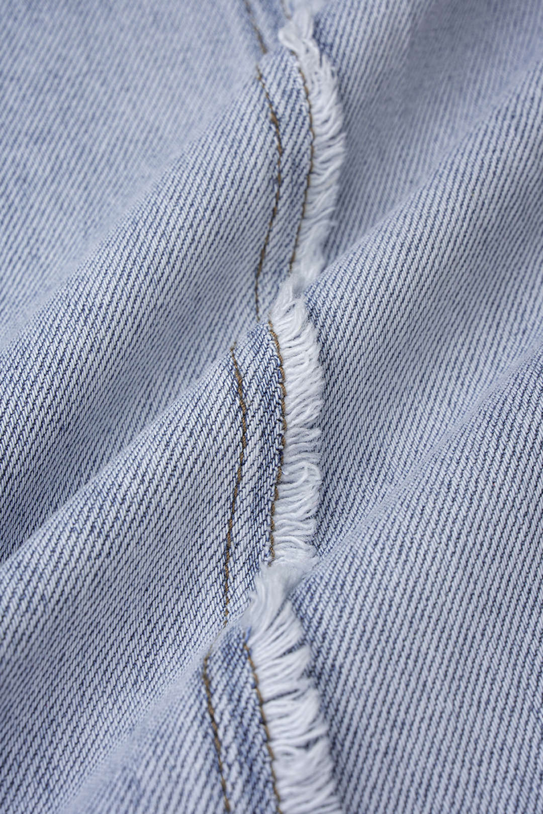 Metallic jeans met rafelrand, hoge taille en wijde pijpen