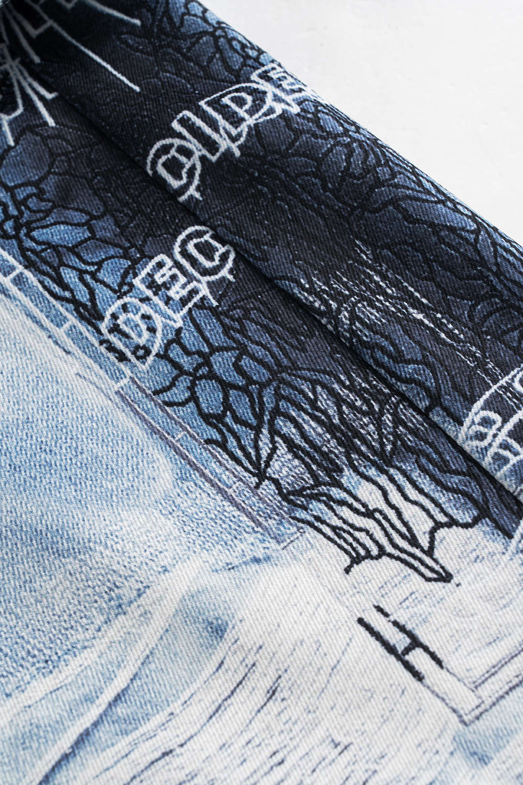 Abstracte print pantalon met knoopjes en zakken