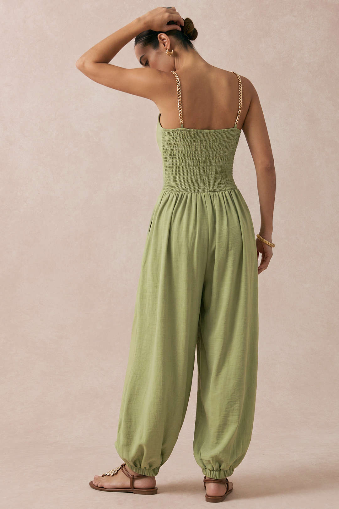 Metallic mouwloze jumpsuit met kettingdetail en V-hals