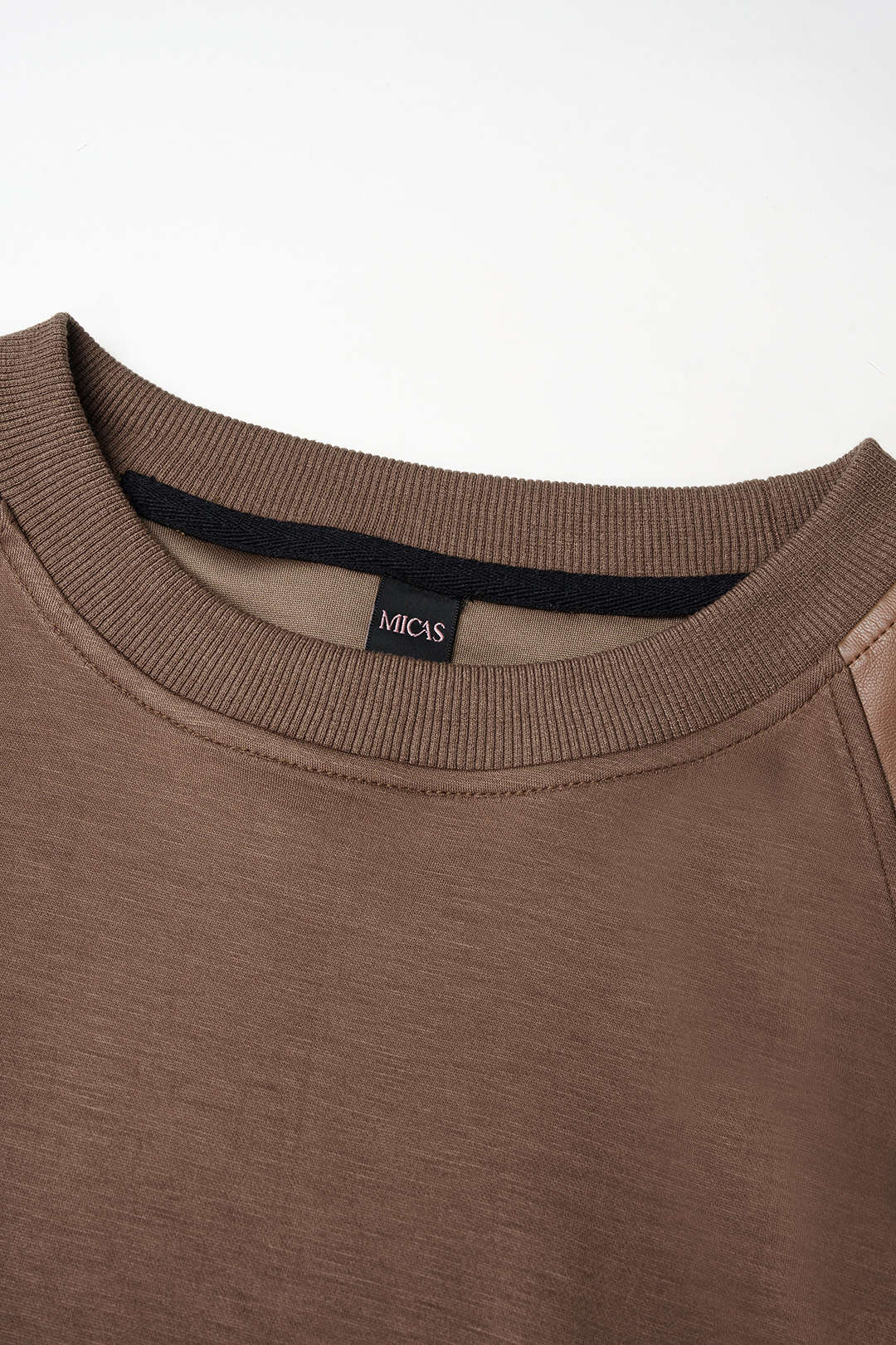 Patchwork leren-look sweater met ronde hals en lange mouwen