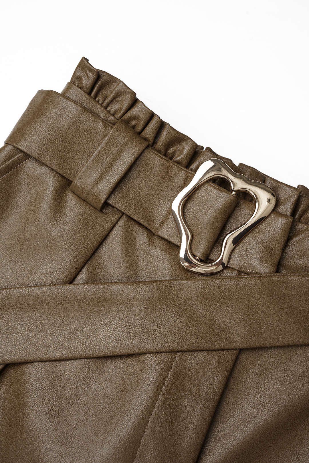 Leren-look metallic short met riem en rechte pijp