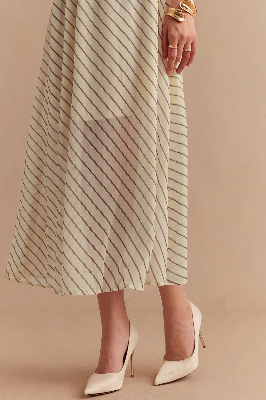 Gestreepte chiffon midijurk met drapering en watervalhals