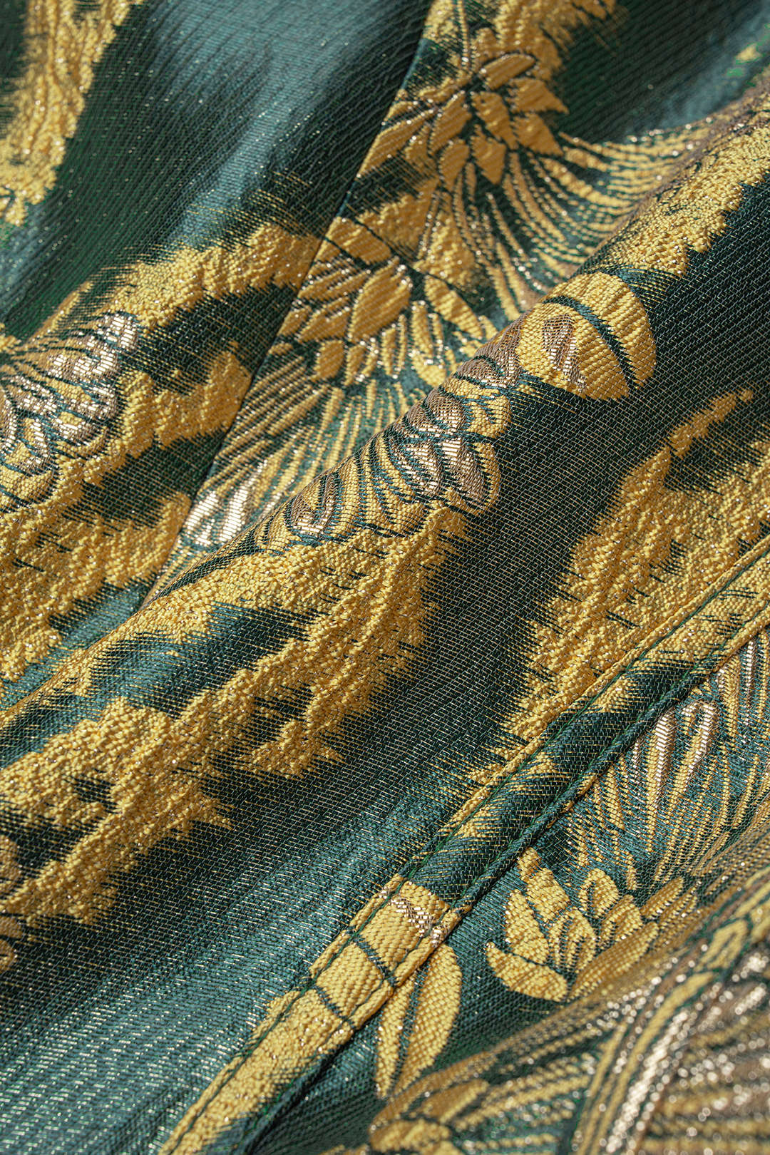 Jacquard metallic jasje met reverskraag en knoopjes