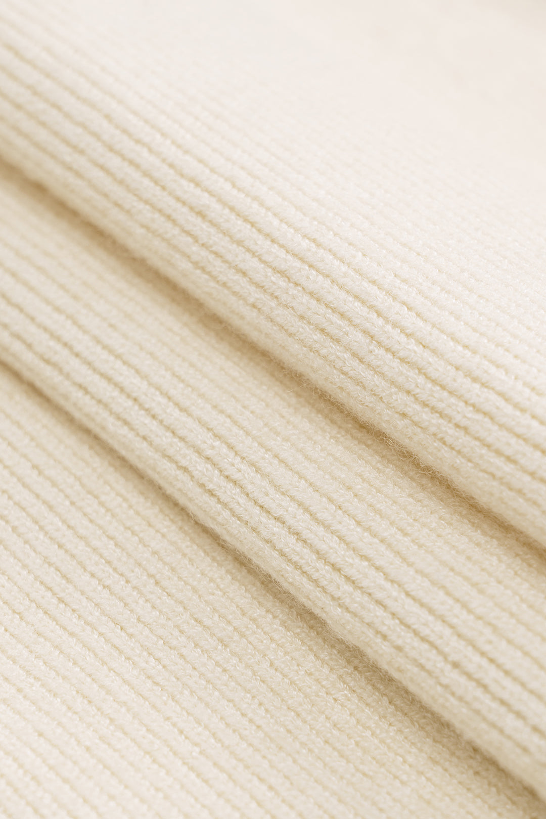 Gebreide rok met gedraaid detail en knoopdetail