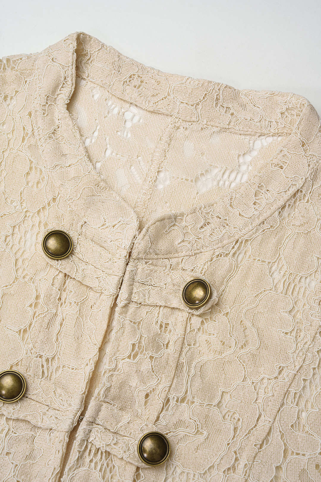 Jasje met kant en knoopjes