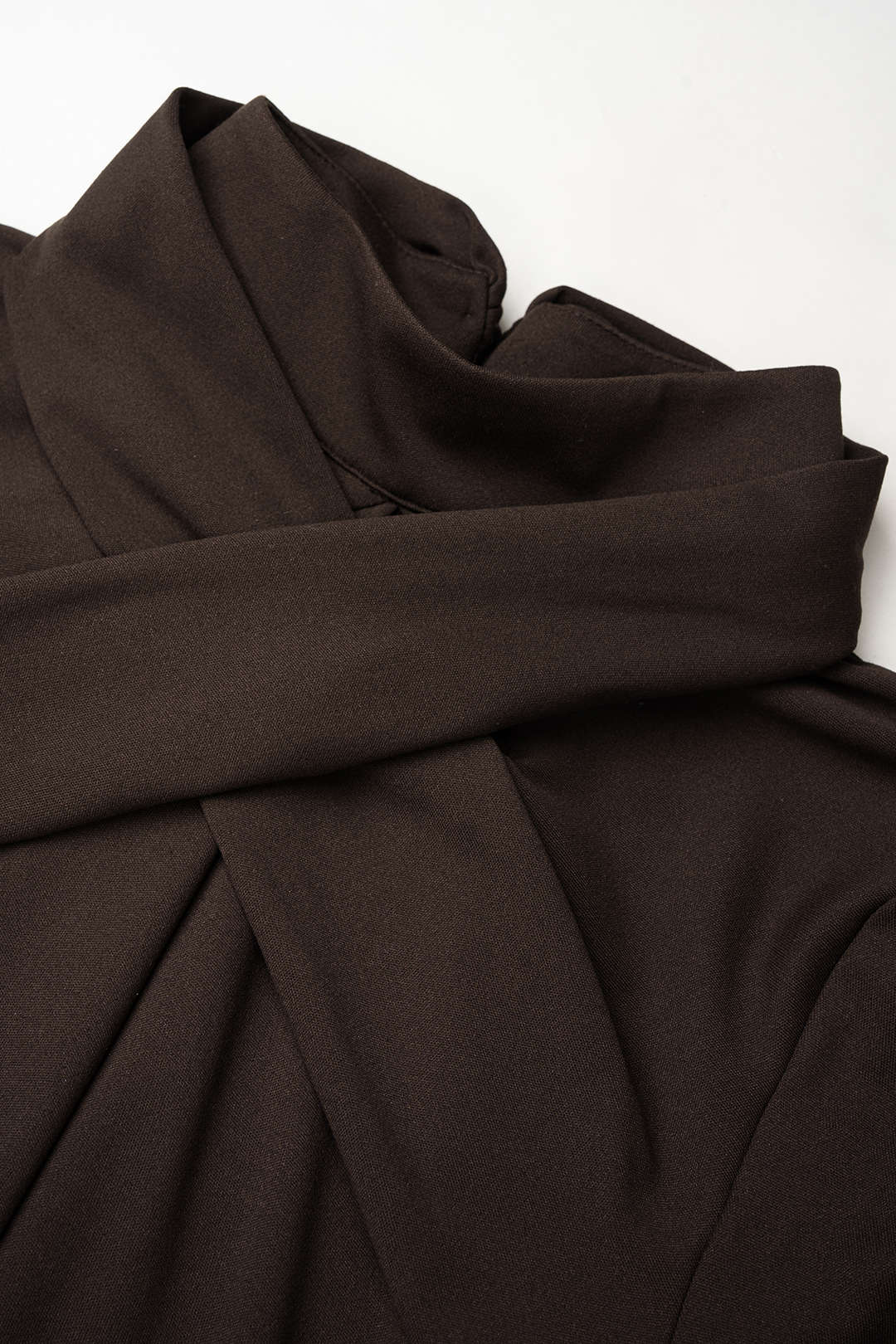 Gebreide midijurk met ruches, riem en lange mouwen