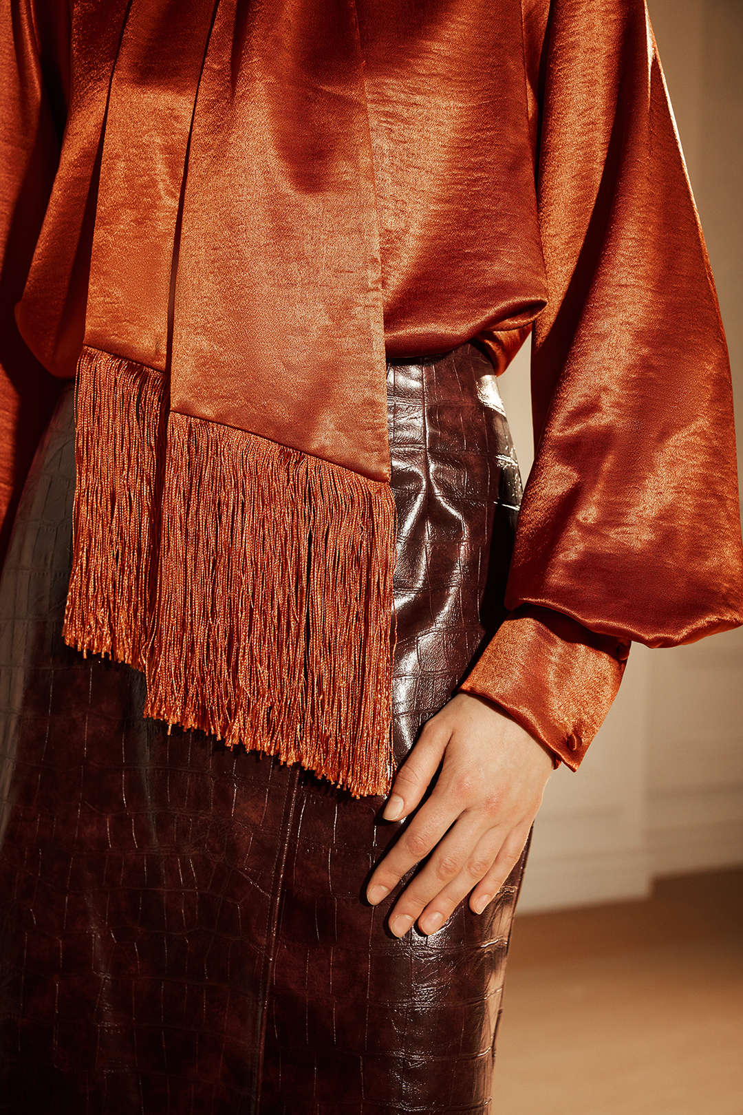 Satijnen blouse met strik, franjes en lange mouwen
