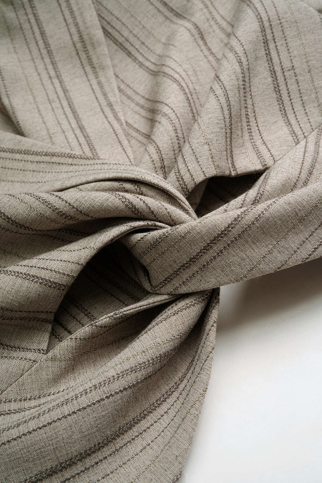 Gestreepte blazer met reverskraag en gedraaid detail